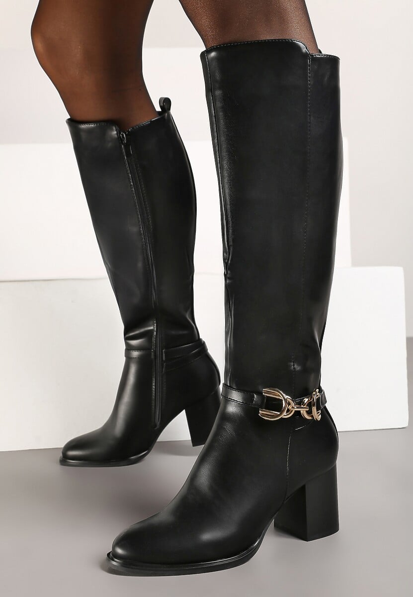 Czarne Kozaki na Słupkowym Obcasie Zdobione Metalową Aplikacją przy Cholewce Resiona