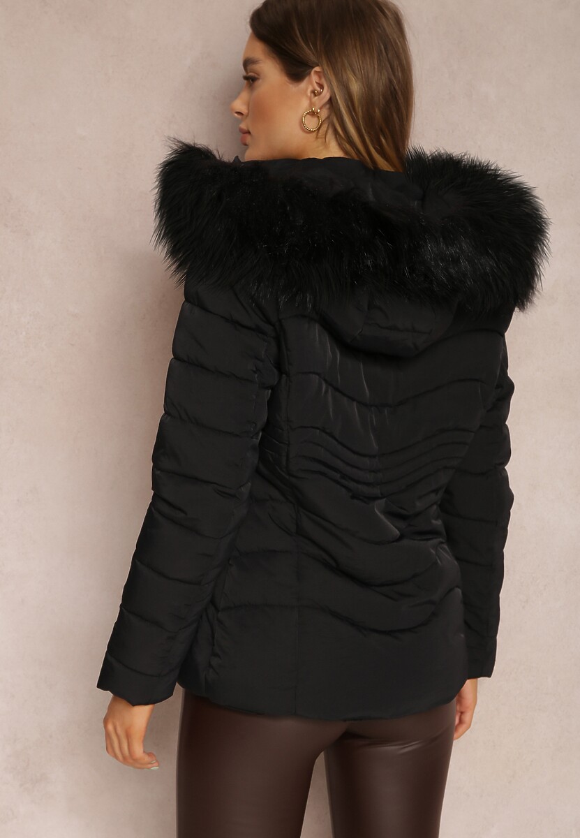 Czarna Kurtka Pikowana z Futrzanym Kapturem Moli