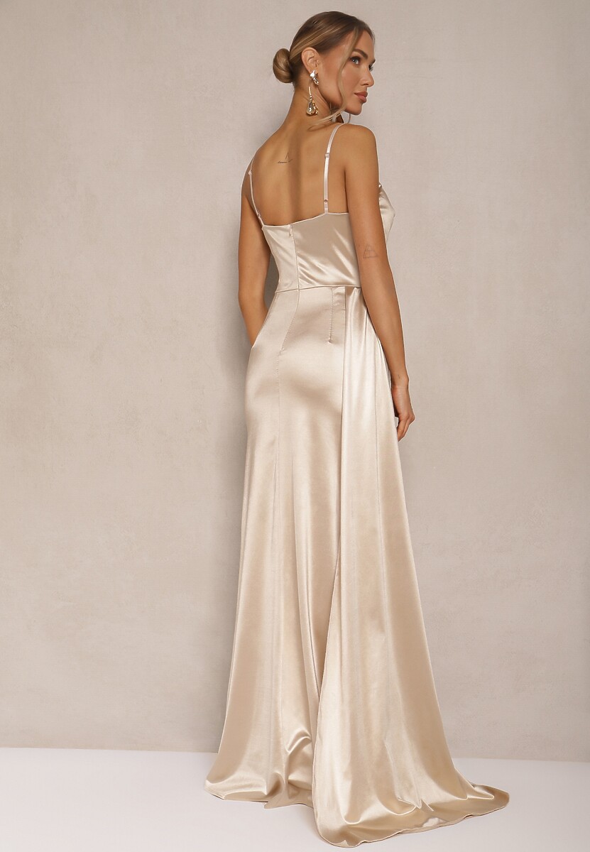 Beżowa Satynowa Sukienka Taliowana z Rozcięciem na Boku Ozdobnym Trenem i Marszczeniami Lisarosea