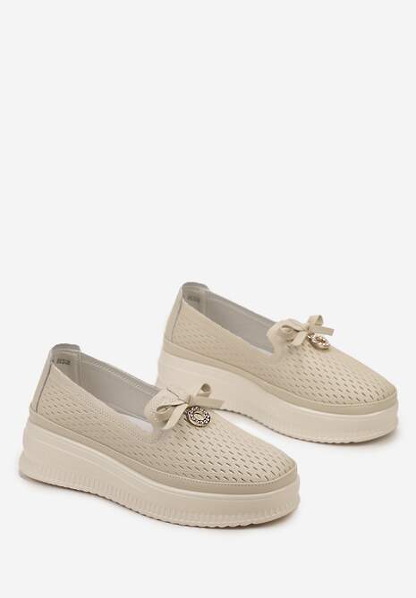 Beżowe Półbuty na Platformie ze Skórzaną Wkładką Ozdobione Perforacją i Zawieszką Rilava
