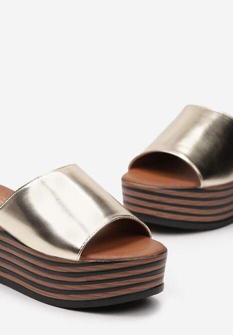 Złote Klapki na Platformie z Wstawką Imitującą Drewno i Szerokim Paskiem Histia