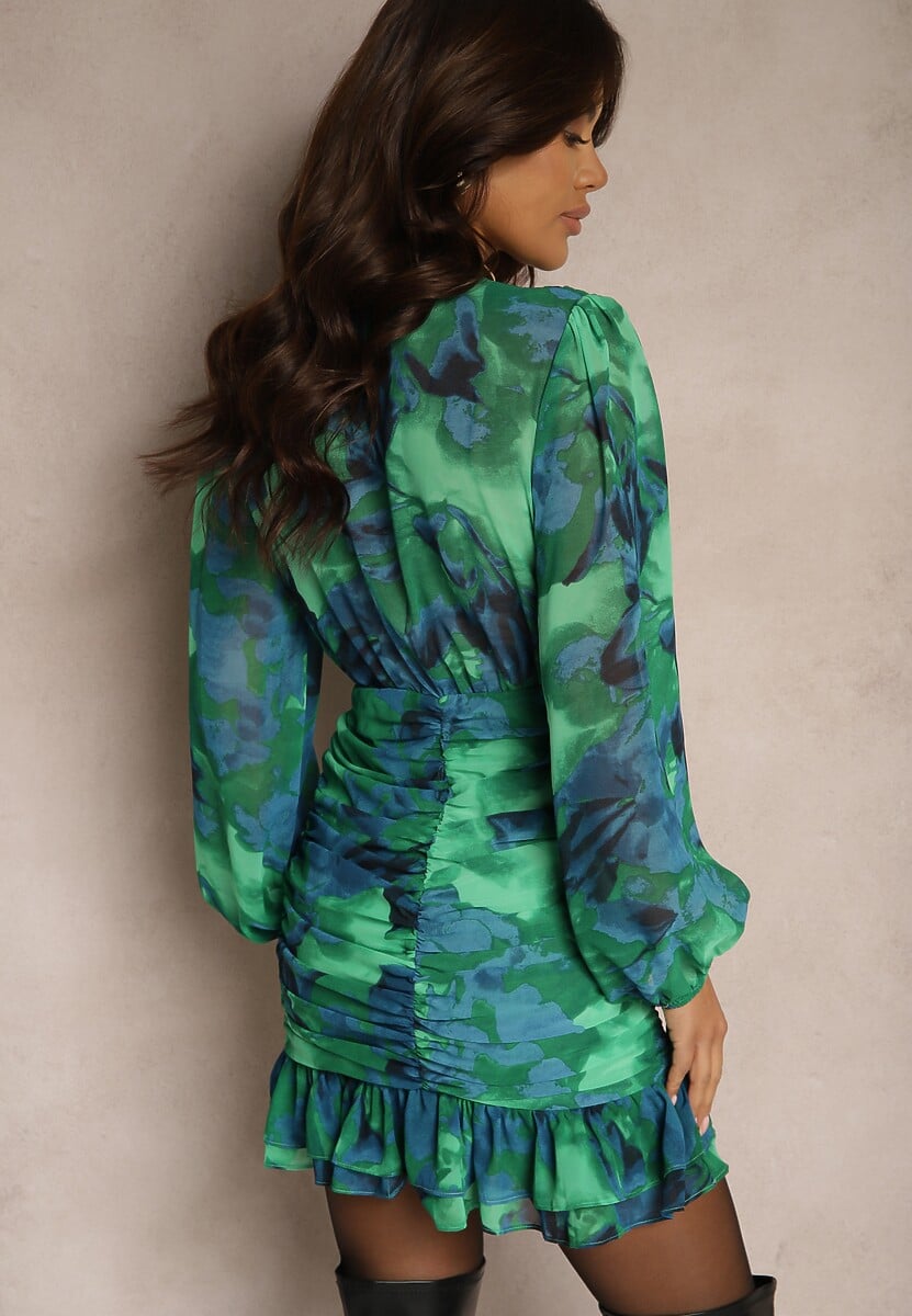 Zielona Taliowana Sukienka Mini z Kopertowym Dekoltem Ozdobiona Marszczeniem i Falbanką Sanitresa