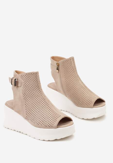 Beżowe Ażurowe Sandały na Koturnie z Noskiem Peep Toe i Odkrytą Piętą Bhanios