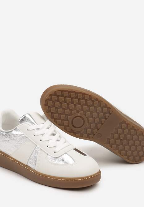 Biało-Srebrne Sneakersy na Płaskiej Podeszwie Ozdobione Metalicznymi Elementami Nevlise
