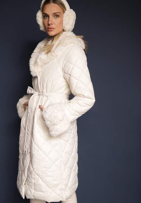 Biała Kurtka z Pikowanymi Przeszyciami i Polarową Podszewką Zdobiona Futerkiem i Paskiem Edellia