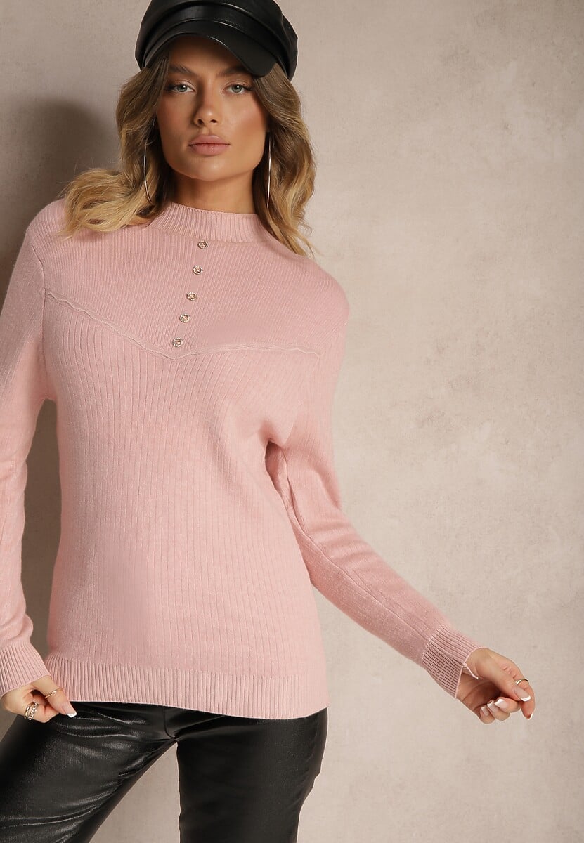 Jasnoróżowy Sweter Półgolf z Wełną w Prążki Ozdobiony Guzikami Tinnelisse