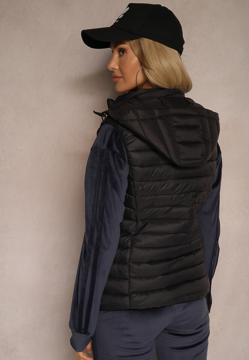 Czarna Kamizelka z Odpinanym Kapturem Ozdobiona Pikowaniem Mailaya