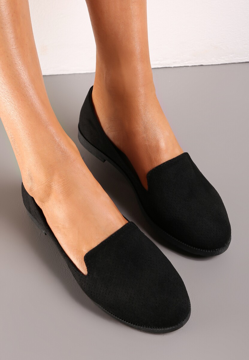 Czarne Mokasyny z Ozdobną Perforacją na Płaskiej Podeszwie Laurielle