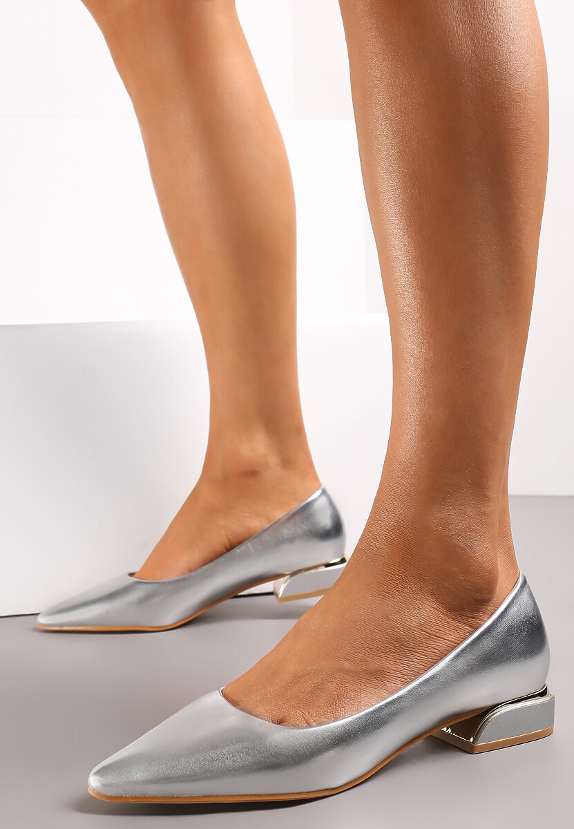 Srebrne Czółenka na Niewysokim Obcasie z Metaliczną Aplikacją i Szpiczastym Noskiem Christitesa