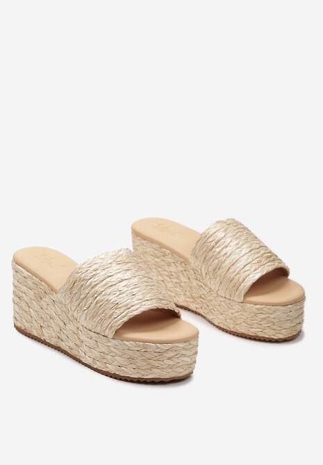 Beżowe Wsuwane Klapki na Platformie i Koturnie z Plecionki z Połyskiem Scadaria