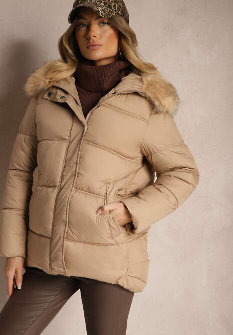 Ciemnobeżowa Zimowa Kurtka z Pikowanymi Przeszyciami Kieszeniami i Kapturem z Odpinanym Futrem Ililda