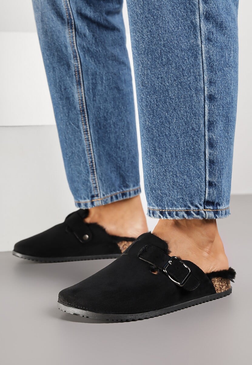 Czarne Kapcie Typu Chodaki na Podeszwie z Korka Ozdobione Klamrą Alanelle