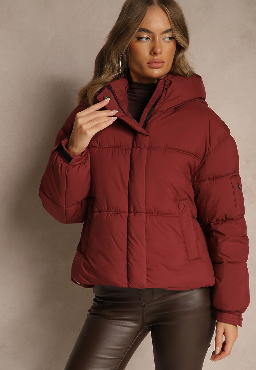 Bordowa Kurtka Puffer z Pikowaniem Kapturem i Kieszonką przy Rękawie Galeida