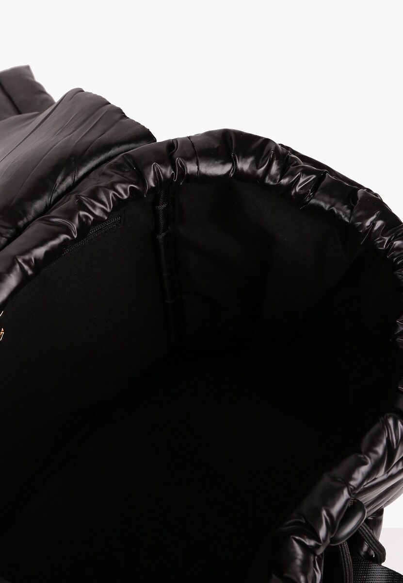 Czarny Plecak z Klapą i Ściągaczem Zdobiony Pikowaniem 3D Revitta