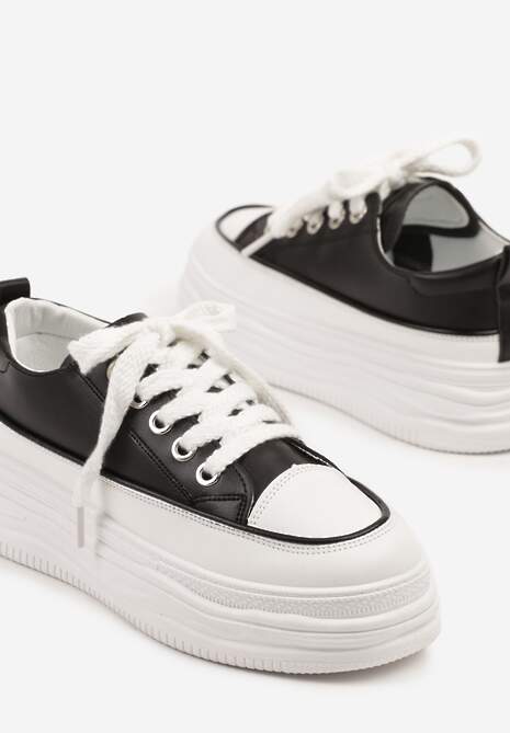 Czarno-Białe Streetwearowe Trampki na Tłoczonej Platformie Fellimi