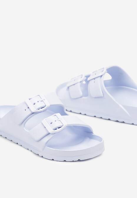 Jasnoniebieskie Płaskie Klapki z Pianki z Ozdobnymi Klamerkami Neldine