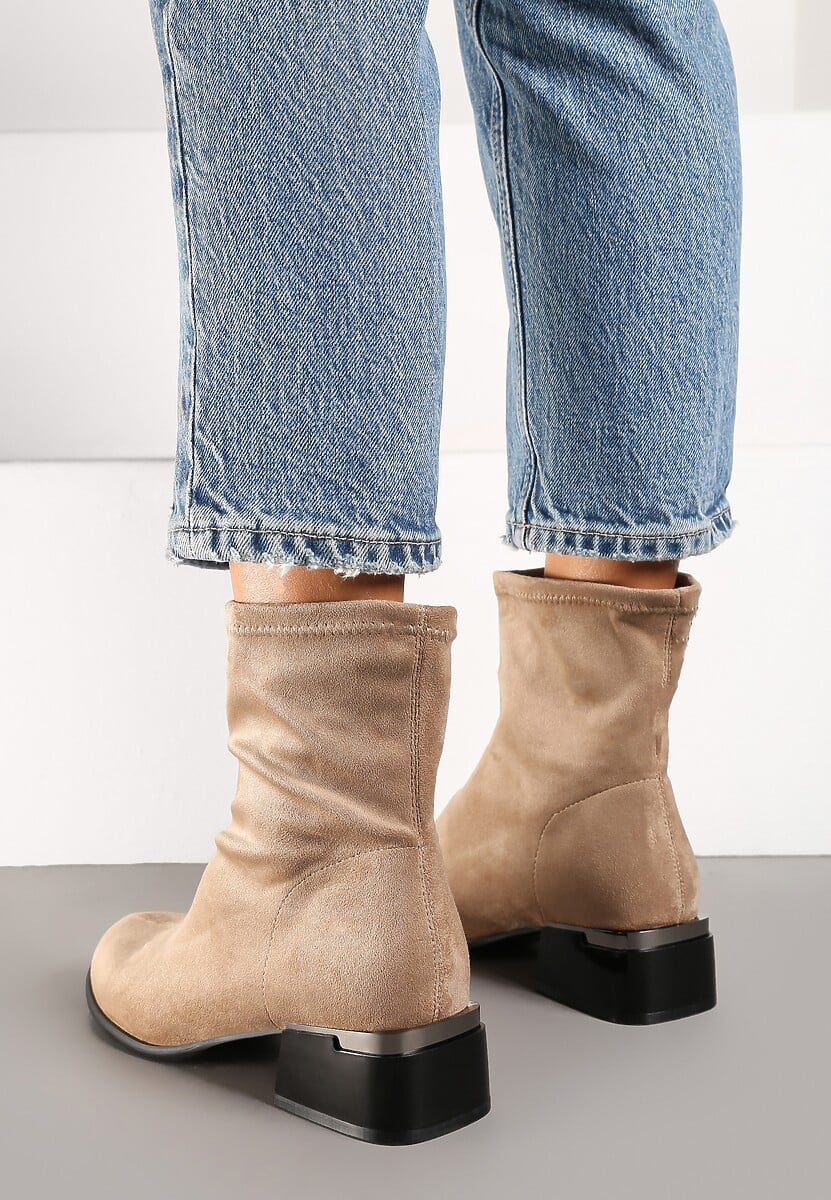 Beżowe Botki na Słupku Ozdobione Metalicznym Wykończeniem Irialan