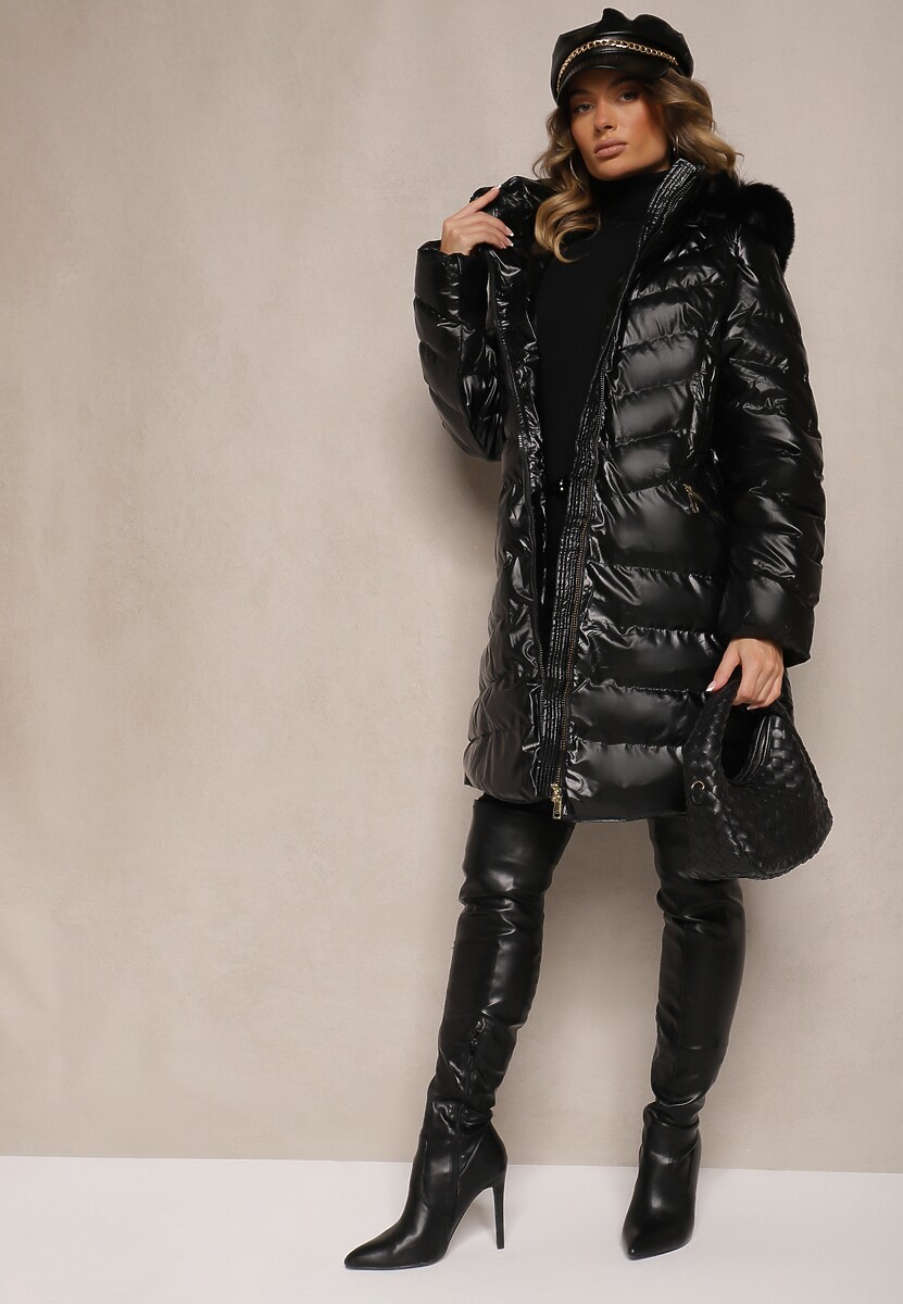 Czarna Kurtka Pikowana o Długim Kroju z Kapturem Ozdobionym Futerkiem Senera