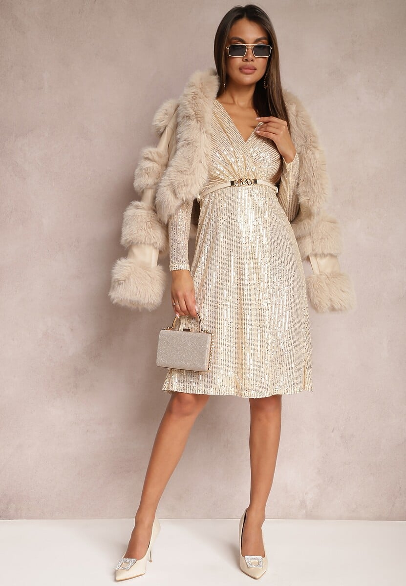 Złota Rozkloszowana Sukienka Midi w Cekiny z Kopertowym Dekoltem Junicca