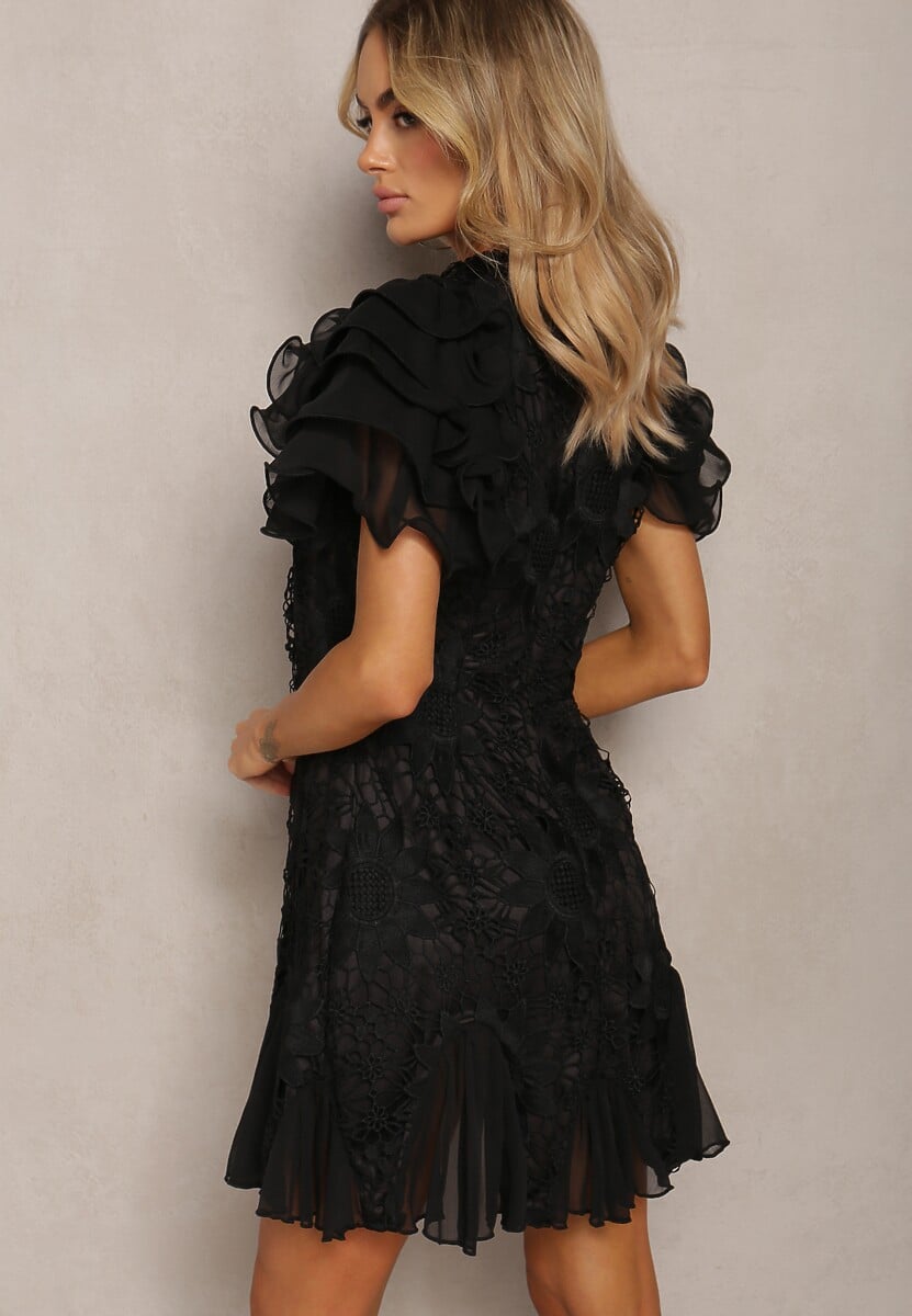 Czarna Sukienka Dopasowana Mini z Koronką i Falbankami Offiamea