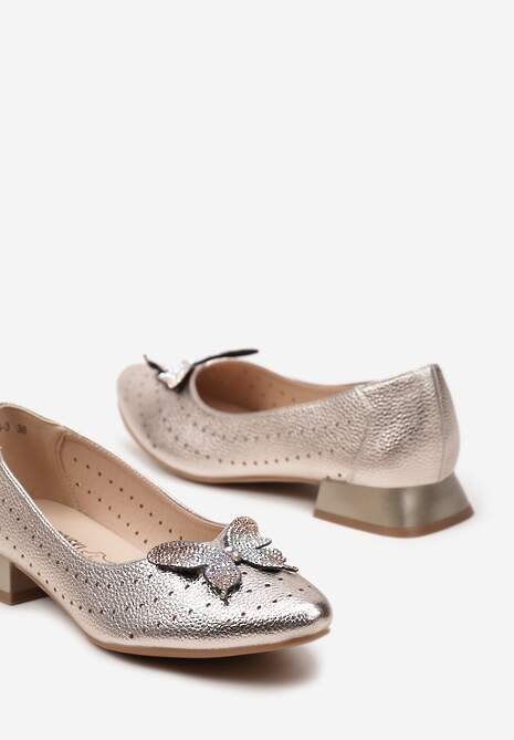 Złote Czółenka Ozdobione Motylkiem i Ażurową Perforacją ze Skórzaną Wkładką Wellamo