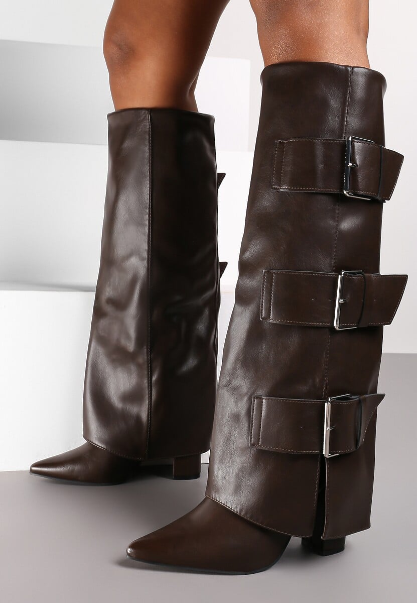 Brązowe Rockowe Kozaki na Słupku z Wywiniętą Cholewką Wykończone Klamrami Navlaya