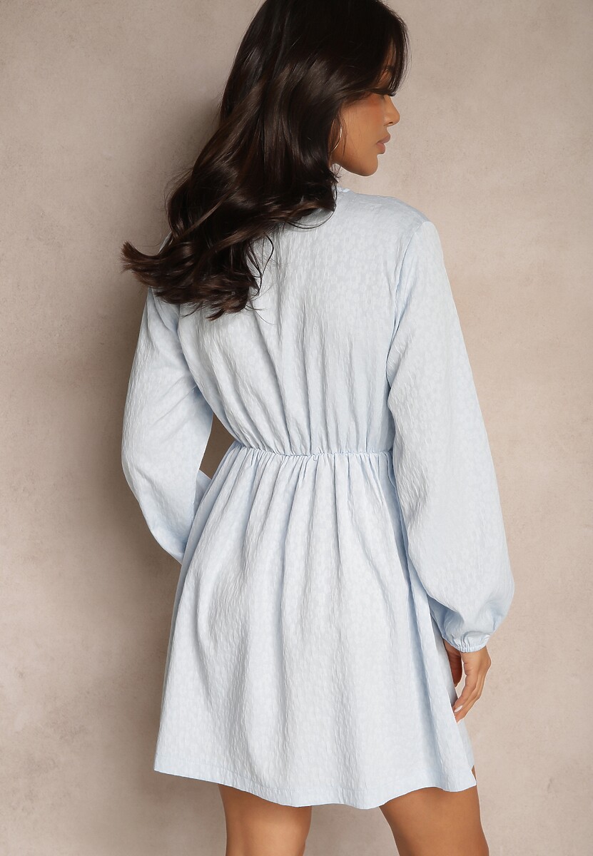 Niebieska Wiązana Rozkloszowana Sukienka z Ozdobnym Tłoczeniem Falretia