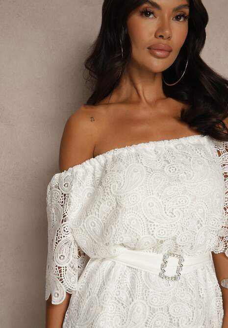 Biała Sukienka z Bawełną z Paskiem z Klamrą Perełkami i Cyrkoniami Neralisse