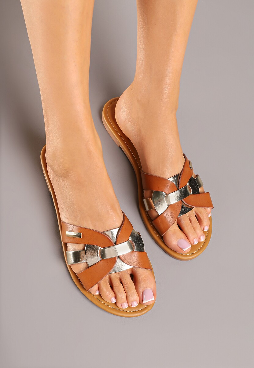 Brązowe Klapki Ozdobione Metalicznym Paskiem Aravolia