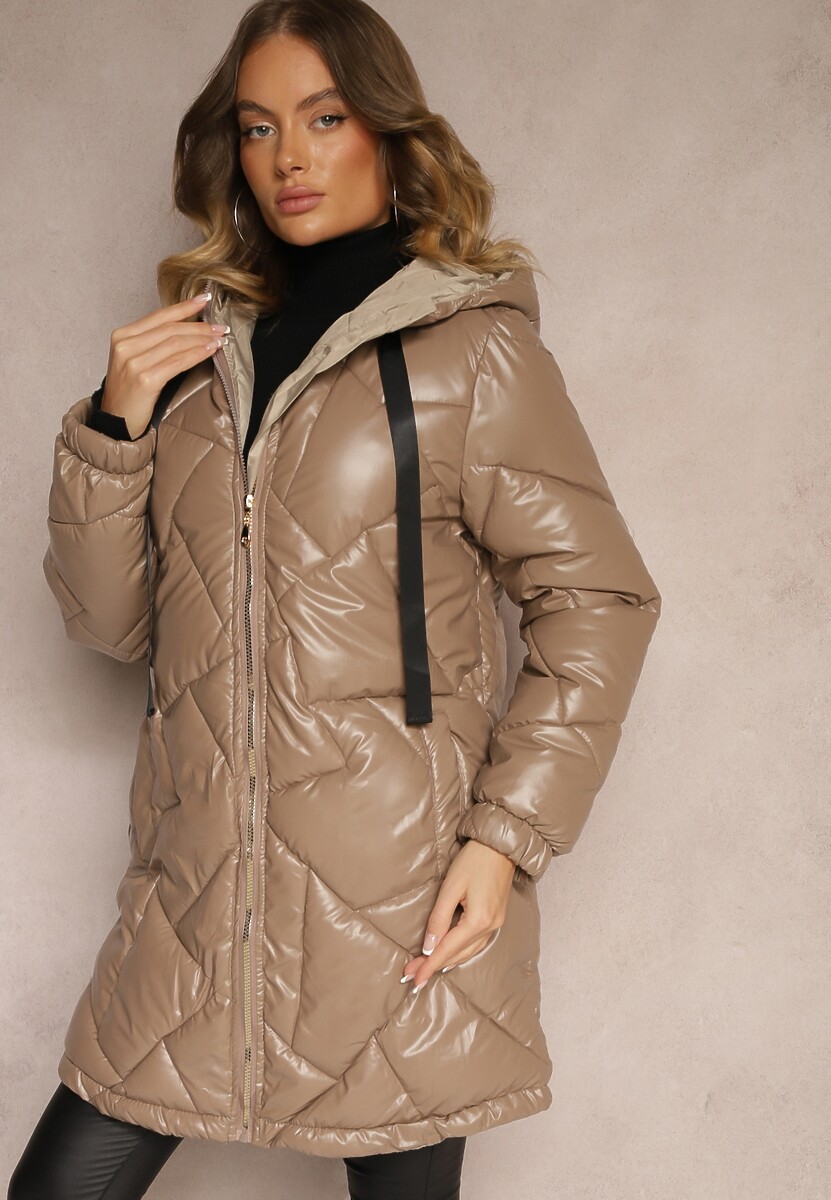 Czarna Kurtka Pikowana o Długim Kroju z Kapturem Ozdobiona Sznurkami Polezi