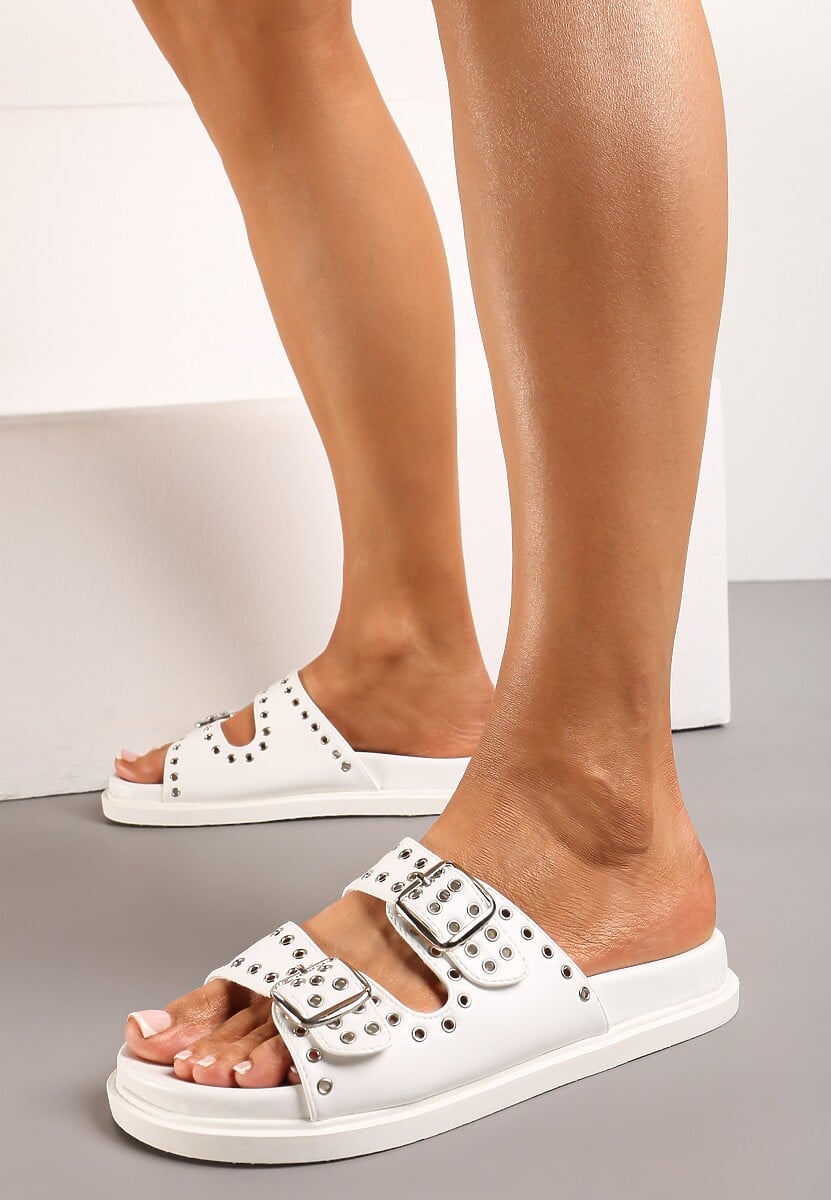 Białe Płaskie Klapki Ozdobione Metalowymi Elementami i Klamrami Vilmamoon