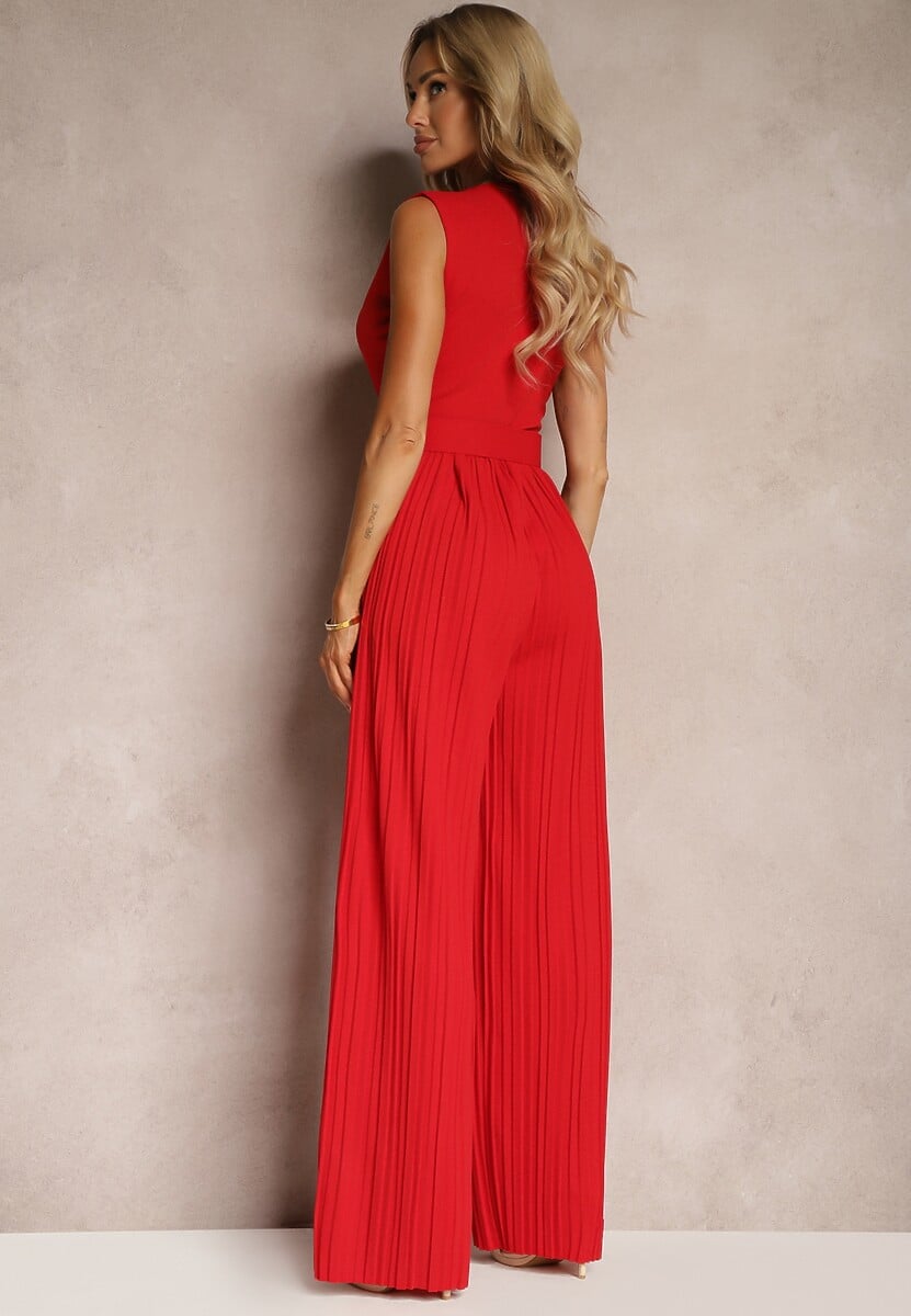 Czerwony Kombinezon z Trójkątnym Dekoltem i Szerokimi Plisowanymi Nogawkami z Paskiem Moncilla