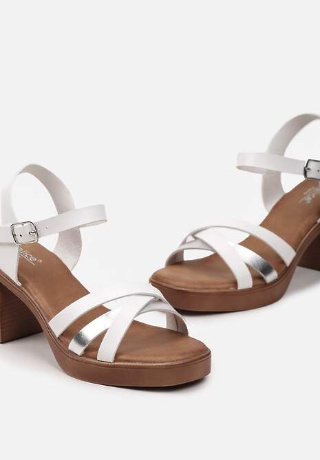 Białe Sandały na Słupku i Grubej Podeszwie z Metalicznym Paskiem i Sprzączką Rigastla