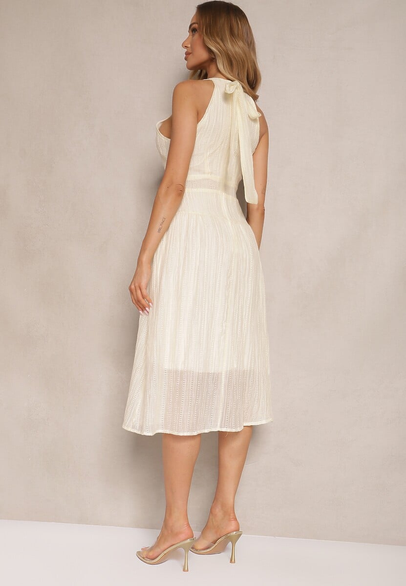 Jasnobeżowa Sukienka o Rozkloszowanym Kroju z Wiązaniem Zdobiona Tłoczeniem Nimirelle