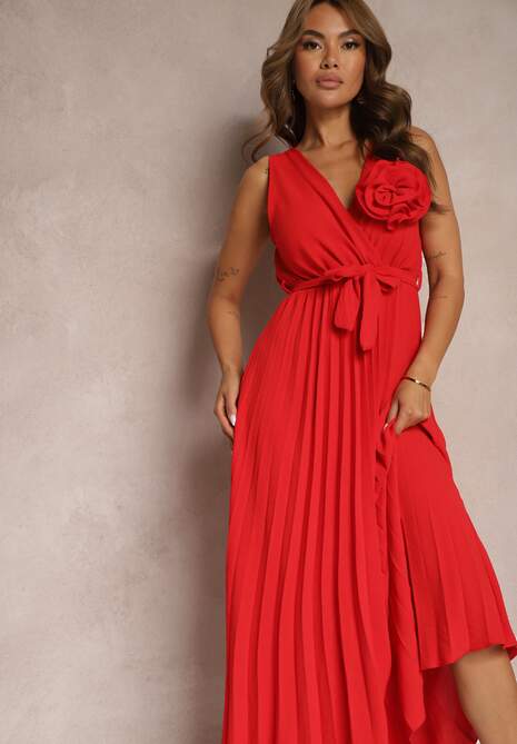 Czerwona Koktajlowa Sukienka Plisowana z Kwiatową Broszką Paskiem i Gumką w Talii Viknna
