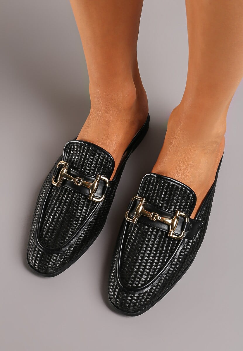 Czarne Klapki Mule z Tłoczeniem na Wzór Plecionki i Klamrą Opheliase