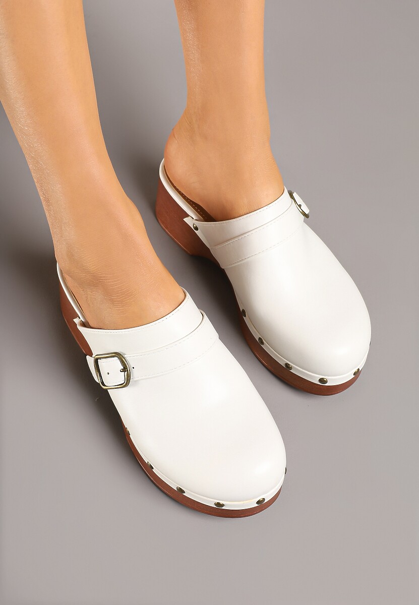 Białe Klapki Drewniaki Zdobione Nitami i Sprzączką Natellise