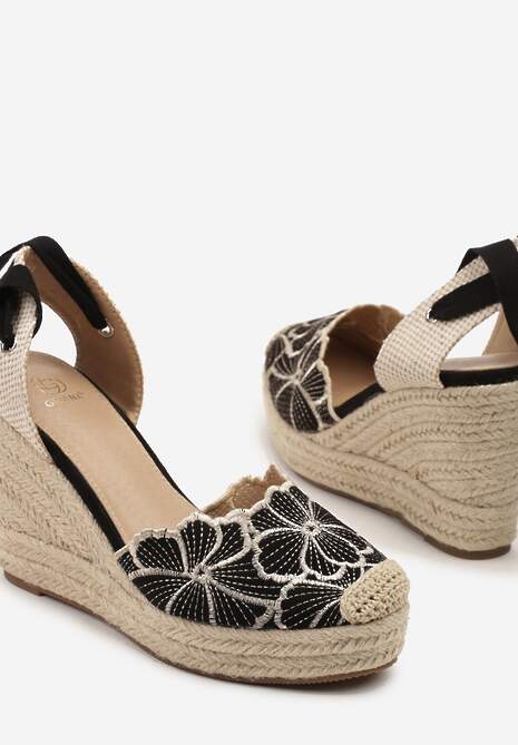 Czarne Sandały na Koturnie z Plecionki z Haftem i Ozdobnym Wiązaniem Mevolina