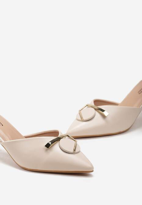 Beżowe Klapki na Niskiej Szpilce z Metaliczną Aplikacją Freeama