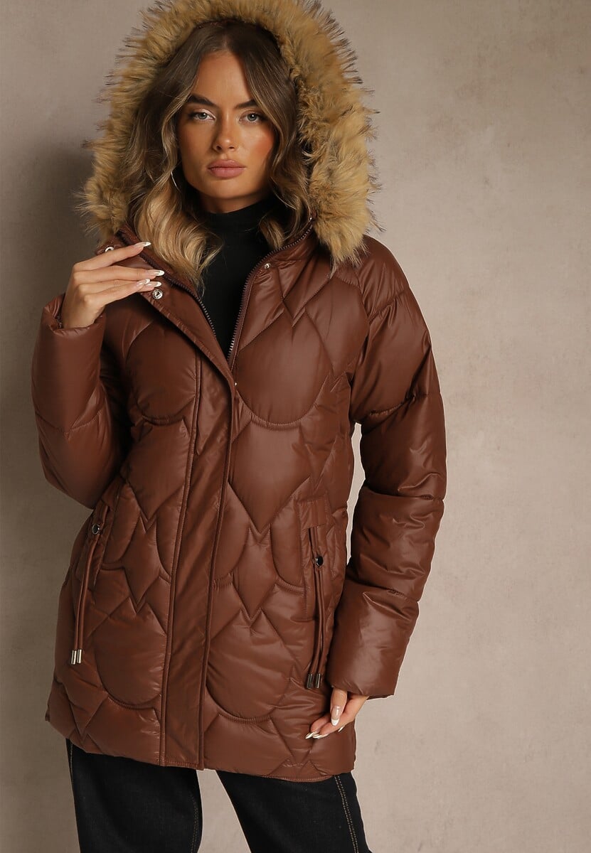 Biała Kurtka z Pikowanymi Przeszyciami i Kapturem z Futerkiem Olarissa