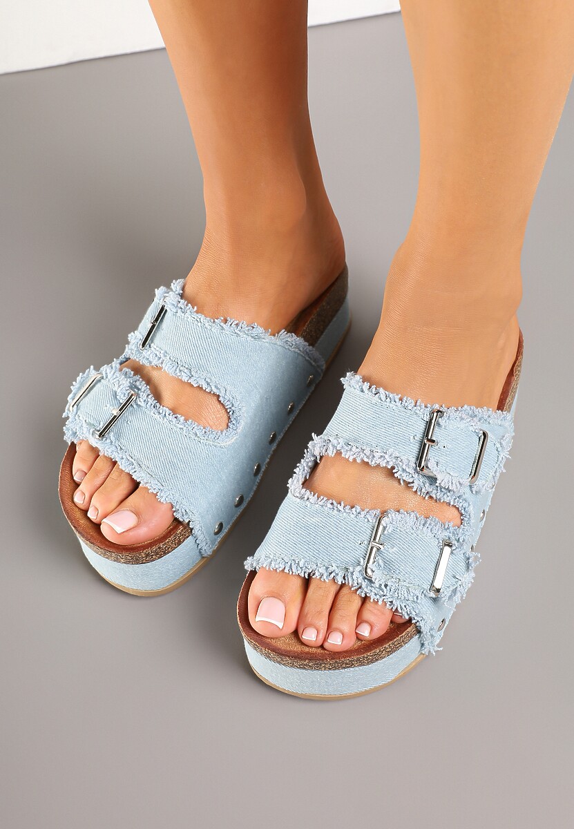 Jasnoniebieskie Klapki na Platformie z Korka z Postrzępionymi Paskami Klamrami i Nitami Zelirene