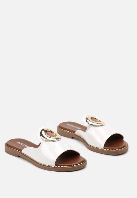 Białe Płaskie Klapki z Asymetrycznym Paskiem i Okrągłą Klamerką Dostaria