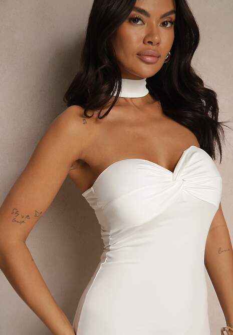 Biała Sukienka z Wiskozą z Ozdobnym Marszczeniem przy Dekolcie i Rozcięciem Lunitiela