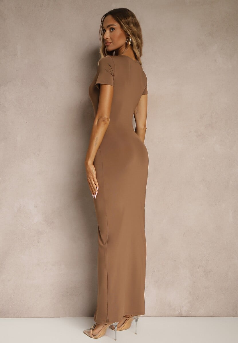Brązowa Sukienka z Wiskozą Ozdobiona Marszczeniem i Rozcięciem na Nogę Milanorea