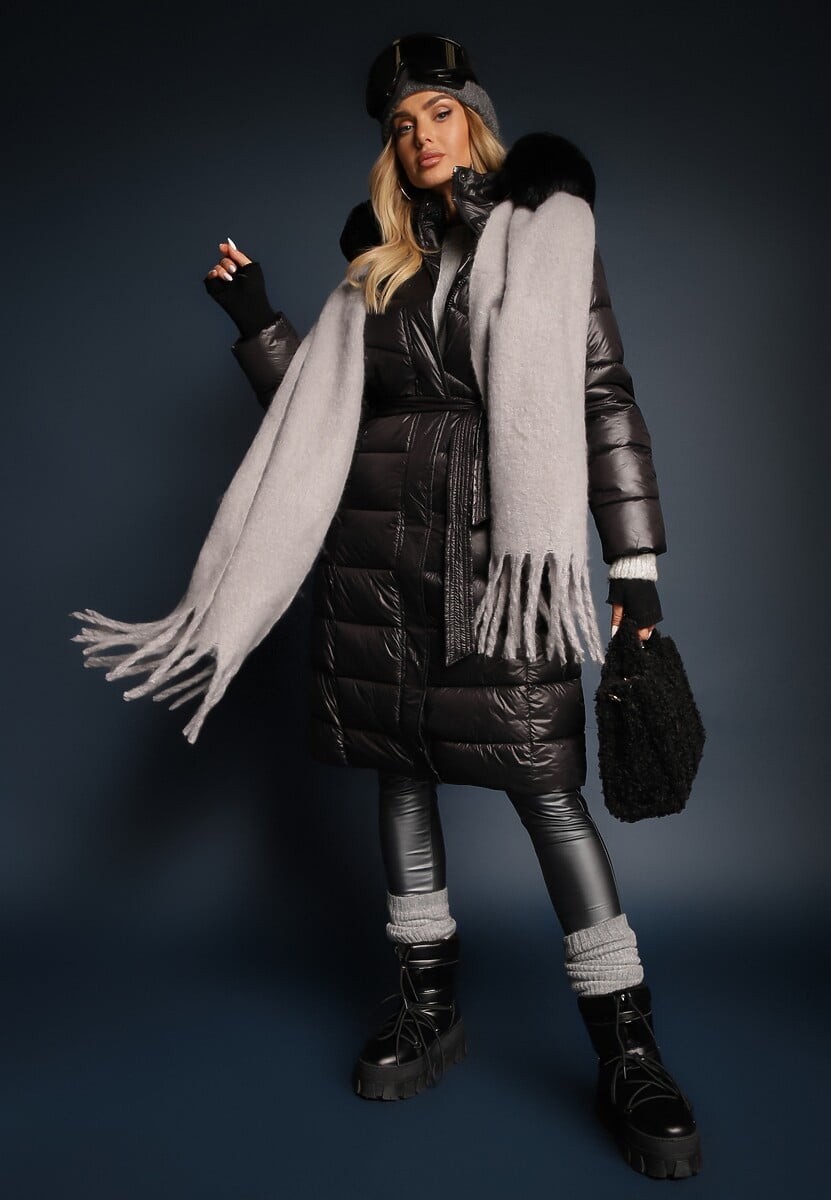 Czarna Długa Kurtka Pikowana z Odpinanym Kapturem Ozdobionym Futerkiem i Paskiem Iveleti