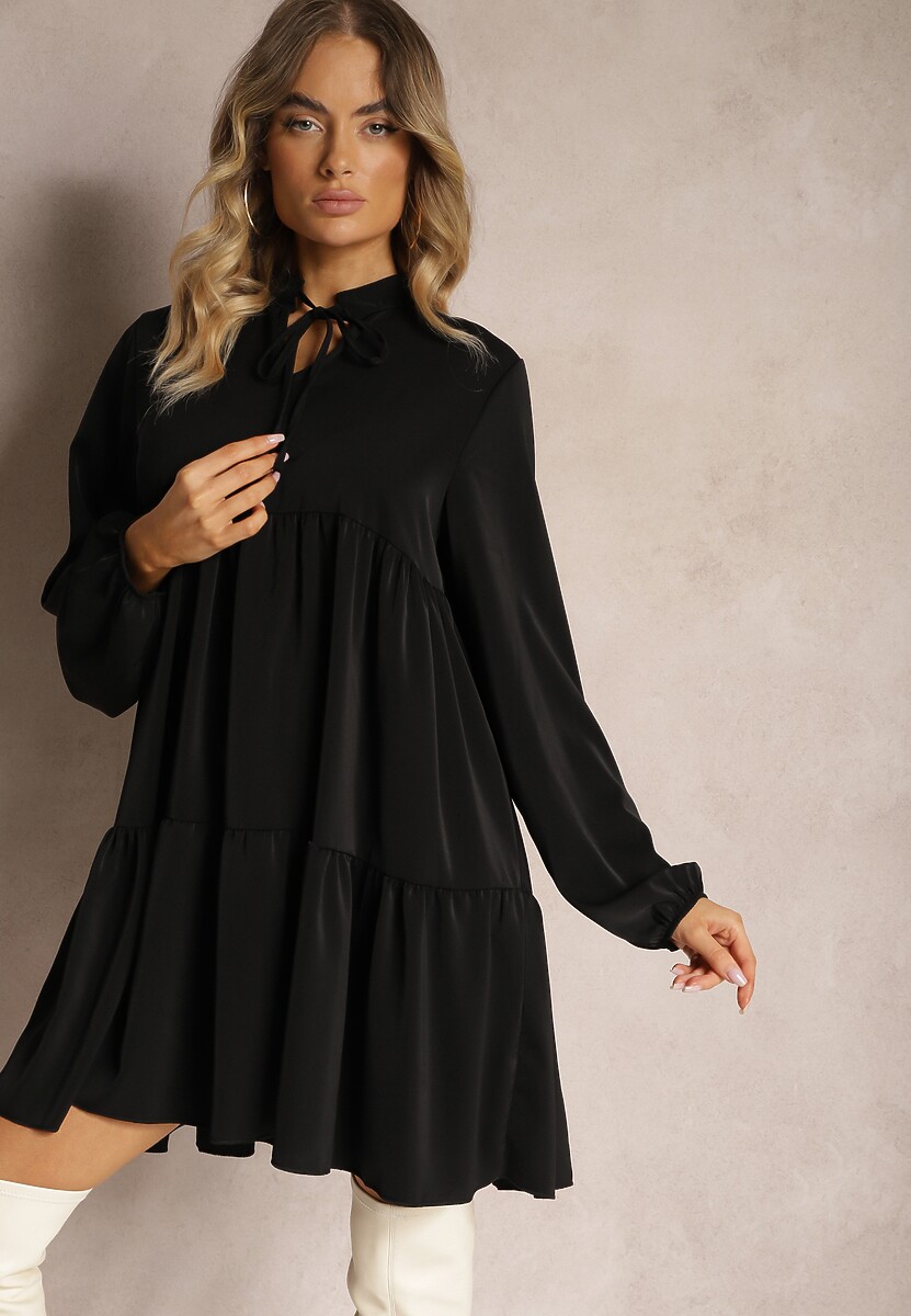 Czarna Sukienka o Rozkloszowanym Fasonie z Falbanką i Okrągłym Dekoltem Vasaia