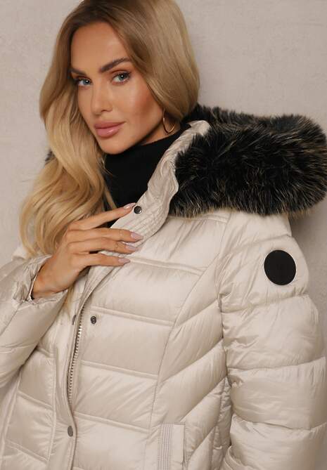 Beżowa Długa Kurtka Zimowa z Pikowanymi Przeszyciami i Odpinanym Kapturem z Futerkiem Tinnelia