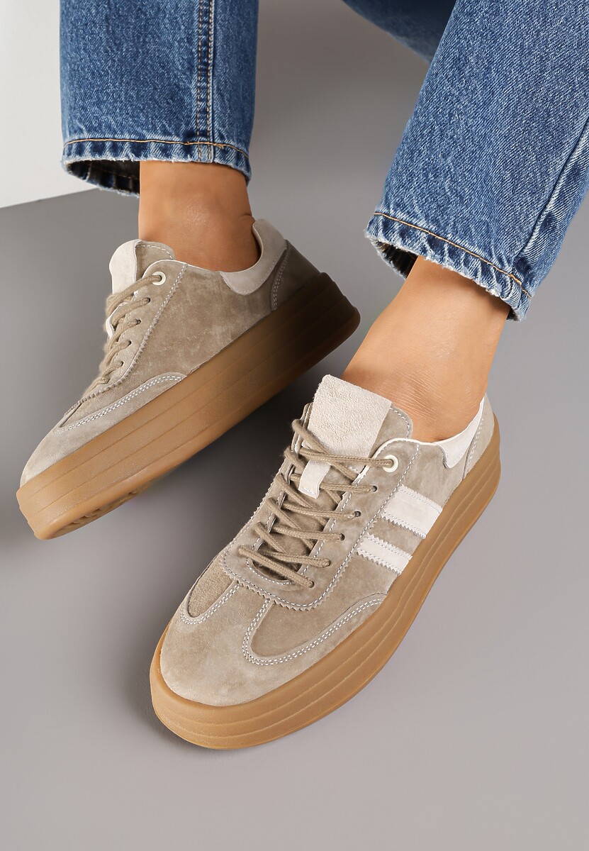 Ciemnobeżowe Sneakersy Zamszowe na Platformie ze Skórzaną Wkładką Ozdobione Paskiem Adivrie