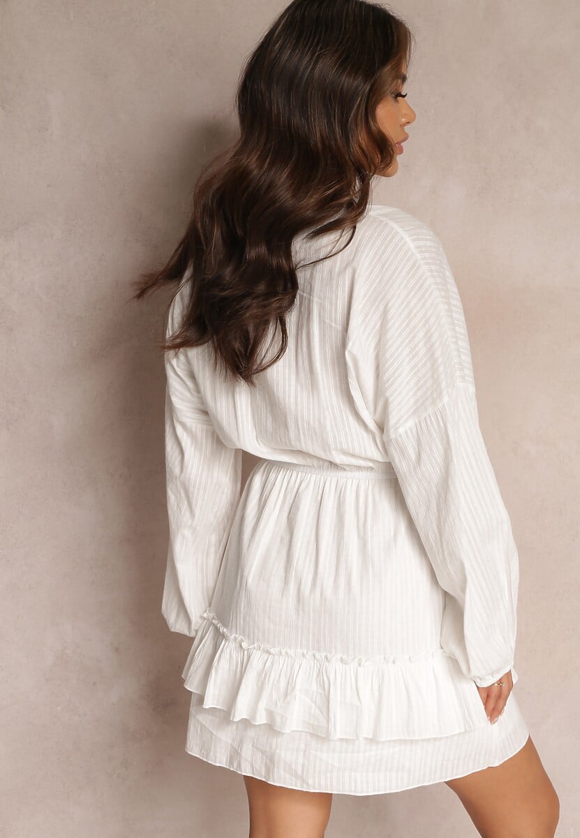 Biała Sukienka z Gumką w Pasie i Falbanką  Amee