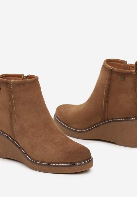 Ciemnobeżowe Botki na Koturnie Sztyblety z Ozdobnym Nitem Rievar